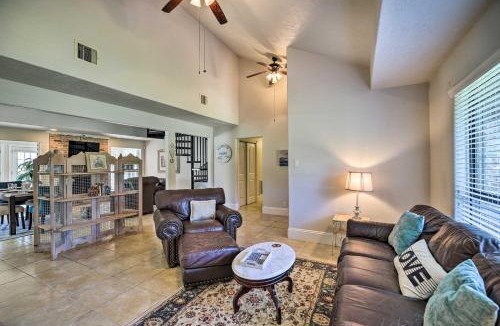 El Lago House | Spacious Seabrook Home w/Patio: 1 Mi to Beach!