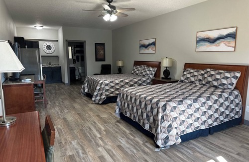 Eddyville Cabin | Spacious Studio lodge Suite w/2 beds & full kitchen in charming Eddyville
