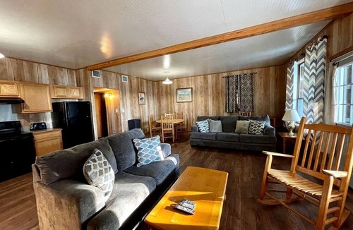 Zwolle Cabin | Spacious Triplex Cabin with Lake View & Fishing Pier, Shared Outdoor Deck, Near Zwolle, LA