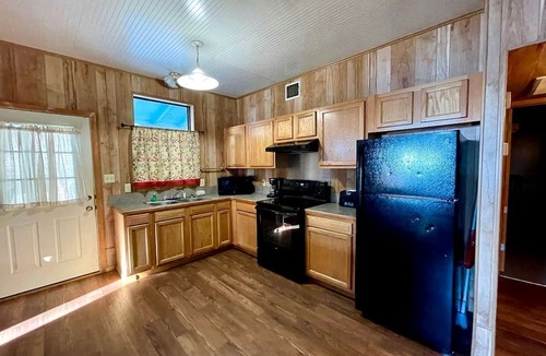Zwolle Cabin | Spacious Triplex Cabin with Lake View & Fishing Pier, Shared Outdoor Deck, Near Zwolle, LA