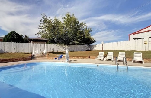 Decatur Hotel | Spacious Two Queen Non-Smoking Quarters, Scottish Inns - Near Decatur Square