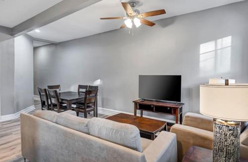 Shaw House | Spacious Unit in Shaw Neighborhood - 2 blocks to park Sleeps 12
