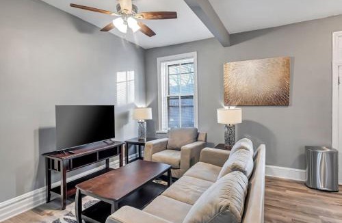 Shaw House | Spacious Unit in Shaw Neighborhood - 2 blocks to park Sleeps 12