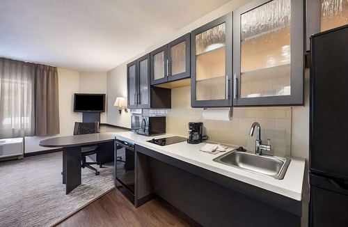 Far North Dallas Apartment | Spacious Unit with Fully-equipped Kitchen, Pets Allowed, Onsite Parking