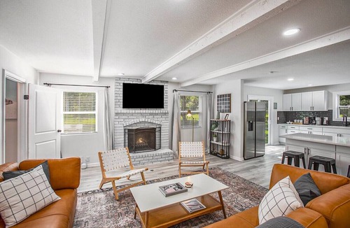Olathe House | Spacious & Updated Getaway! Pool & Hot Tub 10 Beds