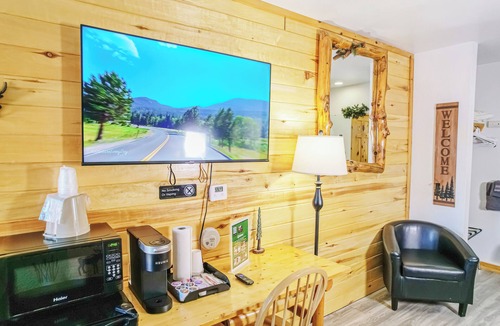 Estes Park Hotel | Spacious Upper-Level Hotel King with Views 201-207