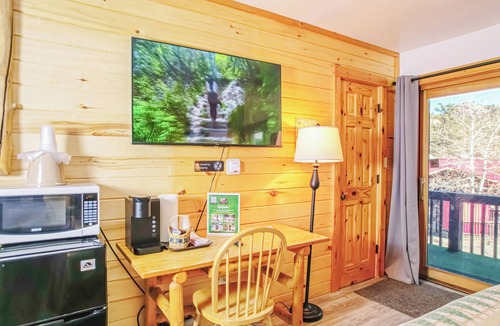 Estes Park Hotel | Spacious Upper-Level Hotel King with Views 201-207