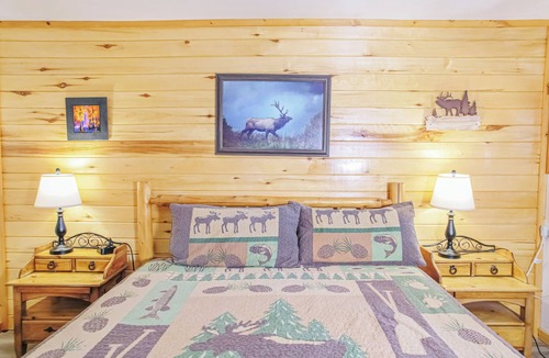 Estes Park Hotel | Spacious Upper-Level Hotel King with Views 201-207