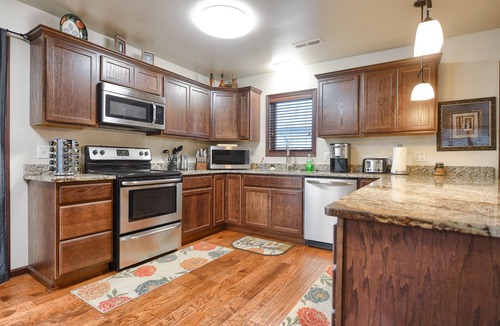Spearfish Cabin | Spacious Upscale Duplex Close to Downtown Spearfish, Large Garage Open Living