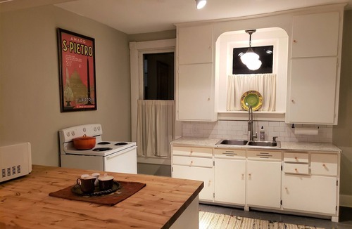 Hannibal House | Spacious Victorian perfect for large groups. Walk to Main Street!