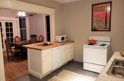Hannibal House | Spacious Victorian perfect for large groups. Walk to Main Street!