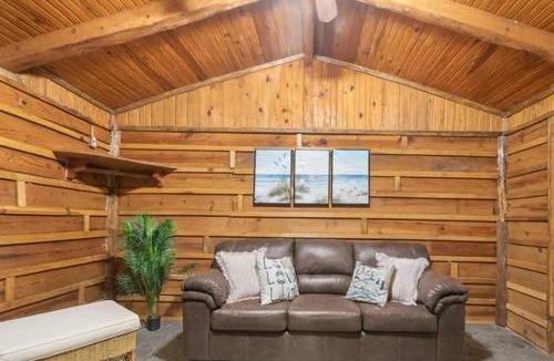 Madill Hotel | Spacious Wooden Suite #3 By The Lake at Texoma Shores Resort