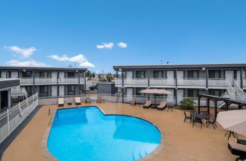 Bonanza Hotel | Spanish Trails Inn - Laredo Hotel