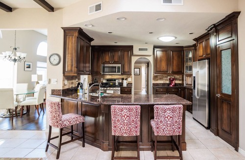 El Paso Villa | Spanish Villa w/ GORGEOUS backyard - 2 minutes from Franklin HS