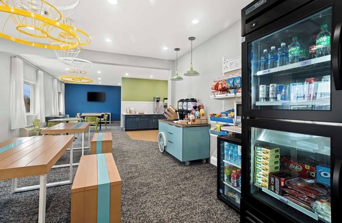 Quad Cities Hotel | Spark by Hilton Moline Quad Cities
