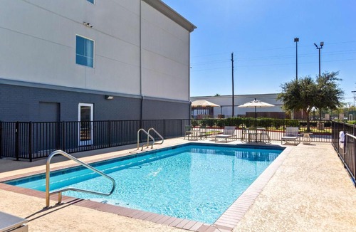 Pearland Hotel | Spark by Hilton Pearland