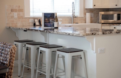 Chelan House | Sparkling pool paradise | Walk to Lake Chelan