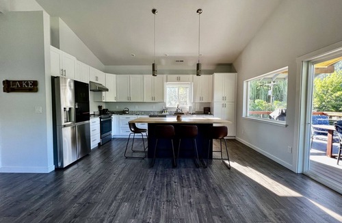 Tonasket Ski Chalet | Spectacle Lake Waterfront Retreat Chalet