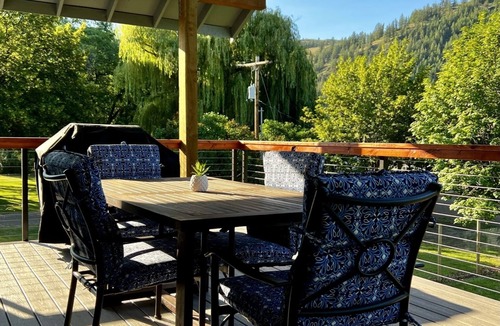Tonasket Ski Chalet | Spectacle Lake Waterfront Retreat Chalet