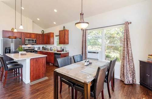 Sunny Hills House | Spectacular Views in Forest Setting-Coaster Passes-HotTub-Fireplace-King Bed-AC