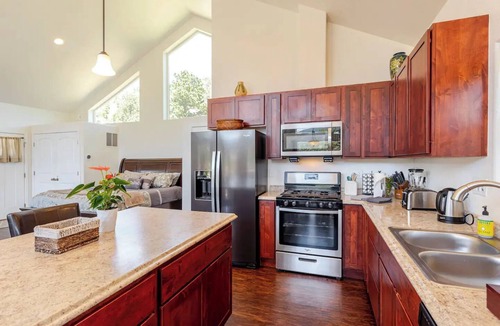 Sunny Hills House | Spectacular Views in Forest Setting-Coaster Passes-HotTub-Fireplace-King Bed-AC