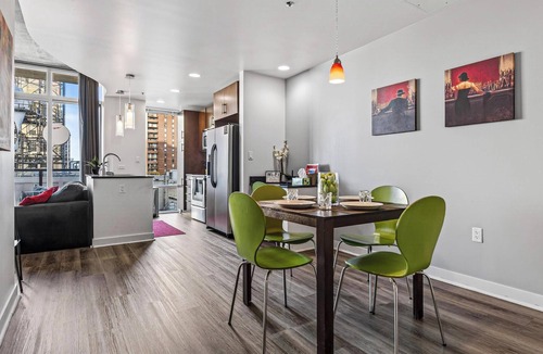 Downtown Denver Condo | ❤️SPIRE LOFT-Pool-Hot Tub-Gym-Parking-Views-WiFi-Washer/dryer in unit-Smart TV❤️