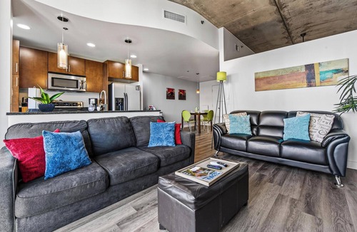 Downtown Denver Condo | ❤️SPIRE LOFT-Pool-Hot Tub-Gym-Parking-Views-WiFi-Washer/dryer in unit-Smart TV❤️