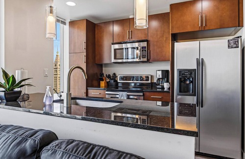 Downtown Denver Condo | ❤️SPIRE LOFT-Pool-Hot Tub-Gym-Parking-Views-WiFi-Washer/dryer in unit-Smart TV❤️