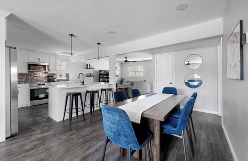 South Arlington House | Sports Court + Pool Table | Sleeps 12