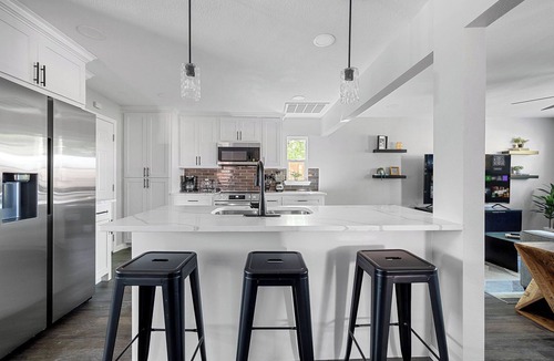 South Arlington House | Sports Court + Pool Table | Sleeps 12
