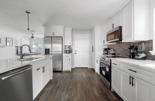 South Arlington House | Sports Court + Pool Table | Sleeps 12