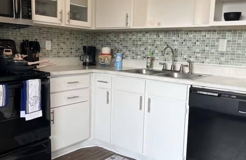 North Arlington Apartment | Sports Fan Getaway 2 mi to AT&T Stadium Pool/Gym Near Entertainment District