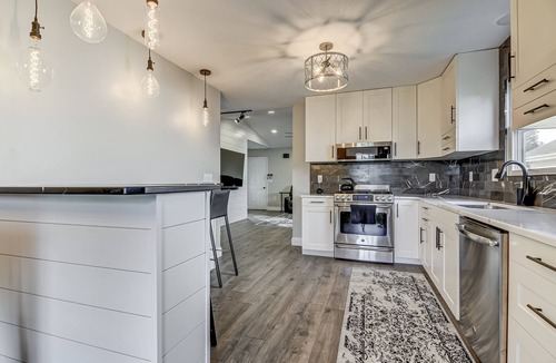 Chatham House | Spotless and Simple Trendy Condo Chatham/Springfield