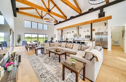 Yancey House | Sprawling 6-Home Yancey Ranch w/On-Site Lake