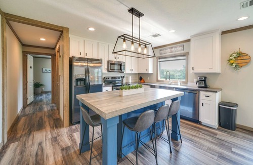 Yancey House | Sprawling 6-Home Yancey Ranch w/On-Site Lake