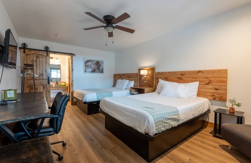 Hot Springs Cabin | Springs Lodge & Cafe