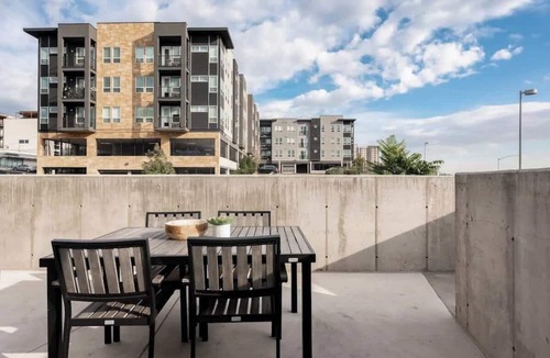 Jefferson Park Condo | Stadium City Basecamp - King Bed&Balcony - Tesoro