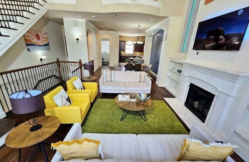 Woodlake - Briar Meadow House | Stadium Luxe Living | Spacious 3BR Near Galleria