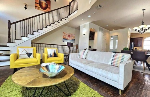 Woodlake - Briar Meadow House | Stadium Luxe Living | Spacious 3BR Near Galleria