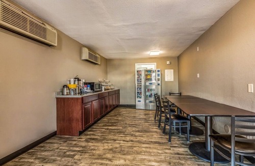West Memphis Hotel | Start Your Day Right: Cozy Room with Free Breakfast Near Mud Island River Park