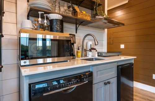 Waco House | Stay Above a Chocolate Factory | King + 2 Twins Walk to Café