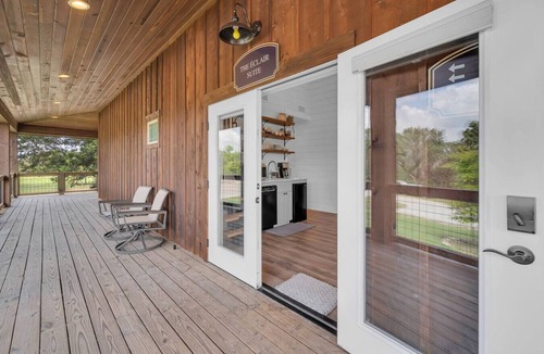 Waco House | Stay Above a Chocolate Factory | King + 2 Twins Walk to Café