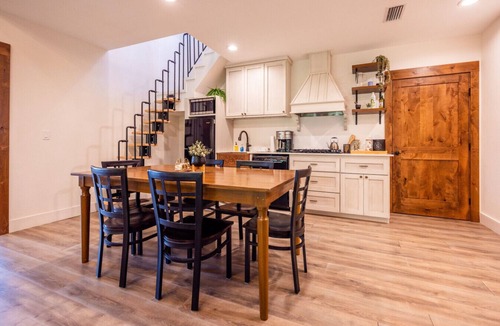 Waco House | Stay Above a Chocolate Factory | Spacious Suite for 6 Walk to Café