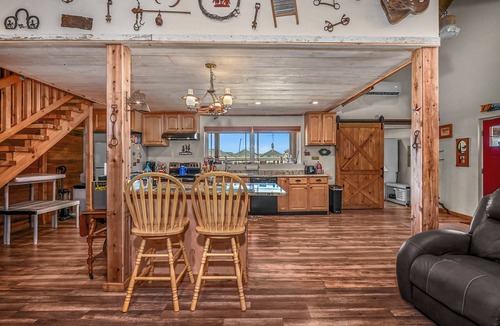 Kuna House | Stay at The Barnhouse in Kuna - Rustic Retreat for Two with Fireplace Near Boise
