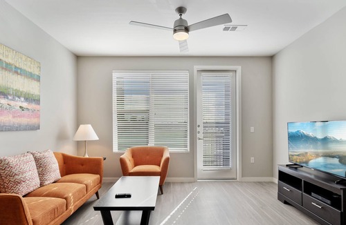 Camelback East Apartment | Stay Gia Modern 1BR Apartment with Swimming Pool