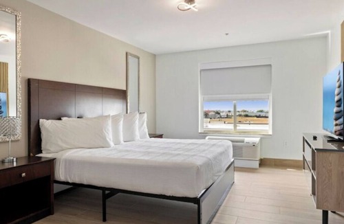 FM 1960 Hotel | Stay in an Inviting Room Near Houston’s Best attractions | Outdoor Pool