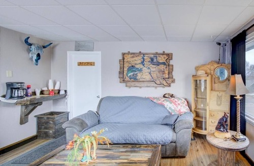 Chamberlain Hotel | Stay in Chamberlain –2 Rooms for Travelers w/Free Parking, Quick Access to I-90