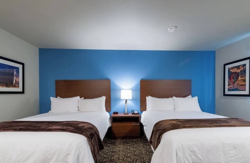 Altoona Hotel | Stay Near Adventureland, Prairie Meadows & Airport – Pet-Friendly! 2 Rooms
