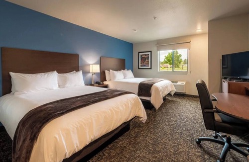 Altoona Hotel | Stay Near Adventureland, Prairie Meadows & Airport – Pet-Friendly! 2 Rooms