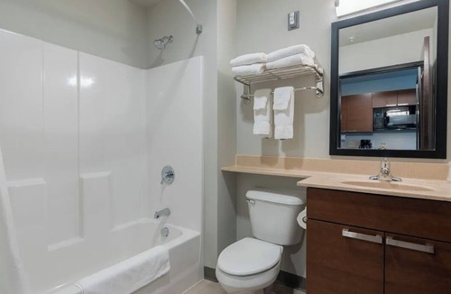 Altoona Hotel | Stay Near Adventureland, Prairie Meadows & Airport – Pet-Friendly! 2 Rooms